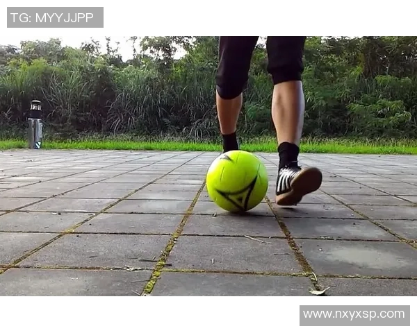 掌握足球运球技巧的精彩视频教程助你提升球技与比赛表现